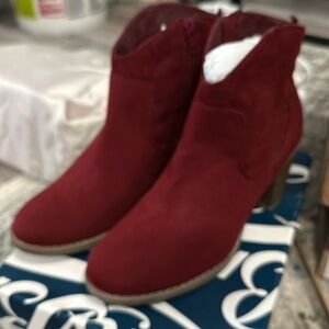 New. Never worn.  Old Navy boots size 9.